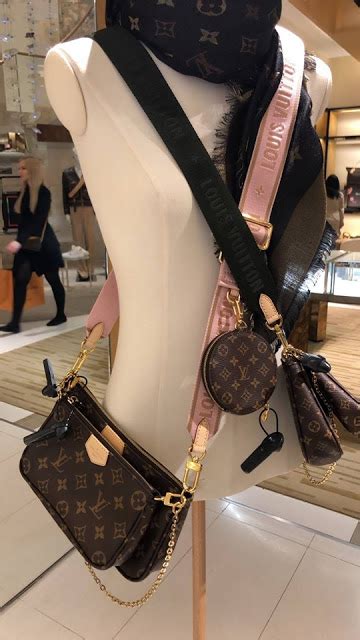 กระเป๋า louis vuitton multi pochette accessoires ราคา